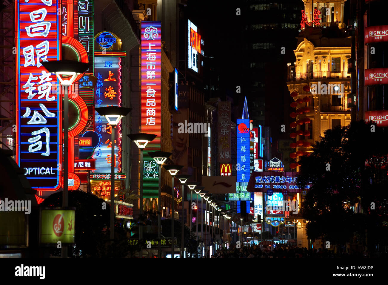 Neon Schilder an der Nanjing Road in Shanghai in Völker Republic Of China PRC rd Konsumismus Kauf Kapitalismus Verbraucher einkaufen Stockfoto