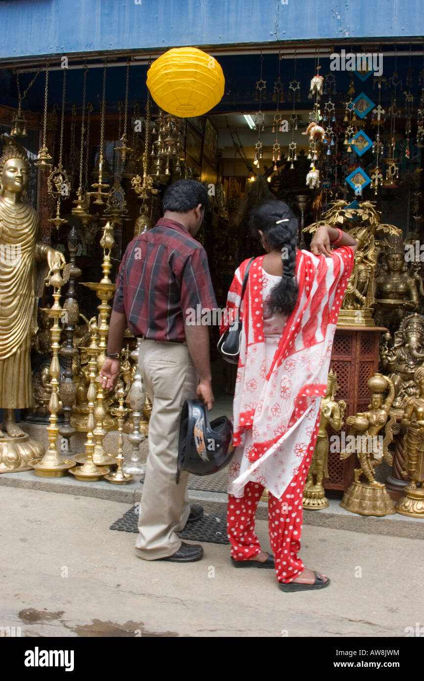 Blick auf Messing Ornamente in einem Geschäft auf MG Road Bangalore Indien Stockfoto