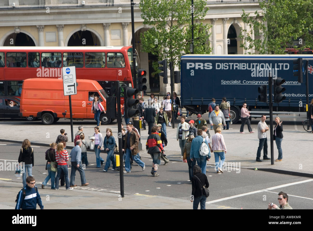 Menschen mit einem Fußgängerüberweg um zu überqueren Sie die Straße in der Londoner city Stockfoto