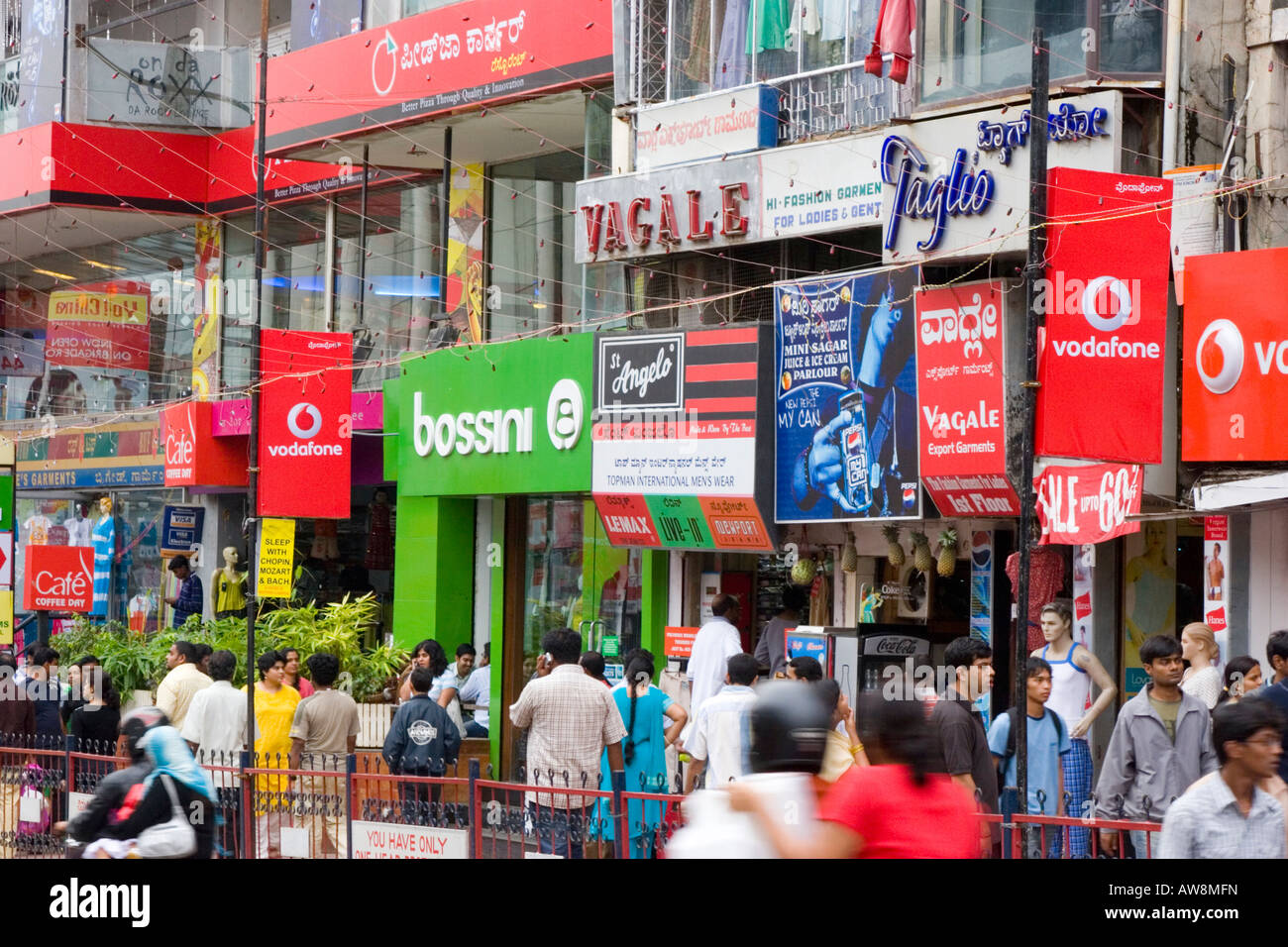 Belebten Einkaufsviertel in MG Road Bangalore Stockfoto