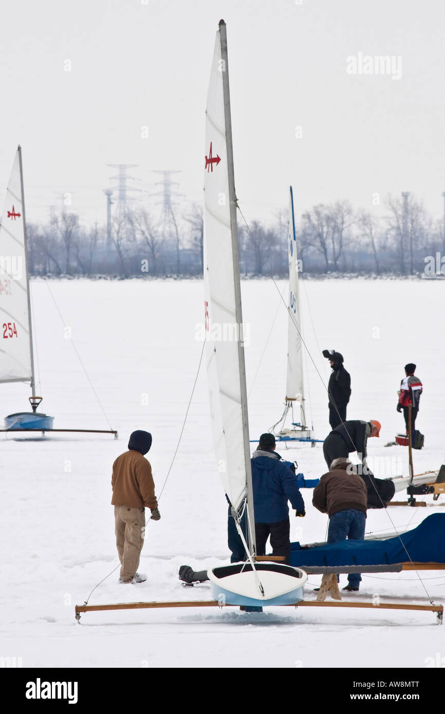 Eis-Boote am zugefrorenen See Erie in Toledo Ohio USA Winter Sport Sportler Tag Schnee Gruppe Racer Rennen Stockfoto