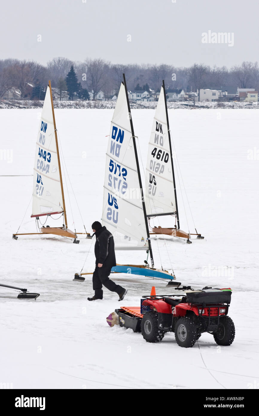 Eisboote auf dem gefrorenen Lake Erie in Toledo Ohio USA Wintersport Tag Schnee eine Person Rennfahrer Hi-res Stockfoto