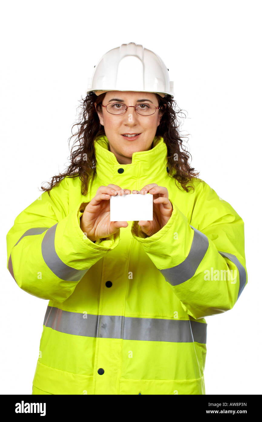 Weibliche Bauarbeiter eine leere Karte über einen weißen Hintergrund Karte im Vordergrund halten Stockfoto