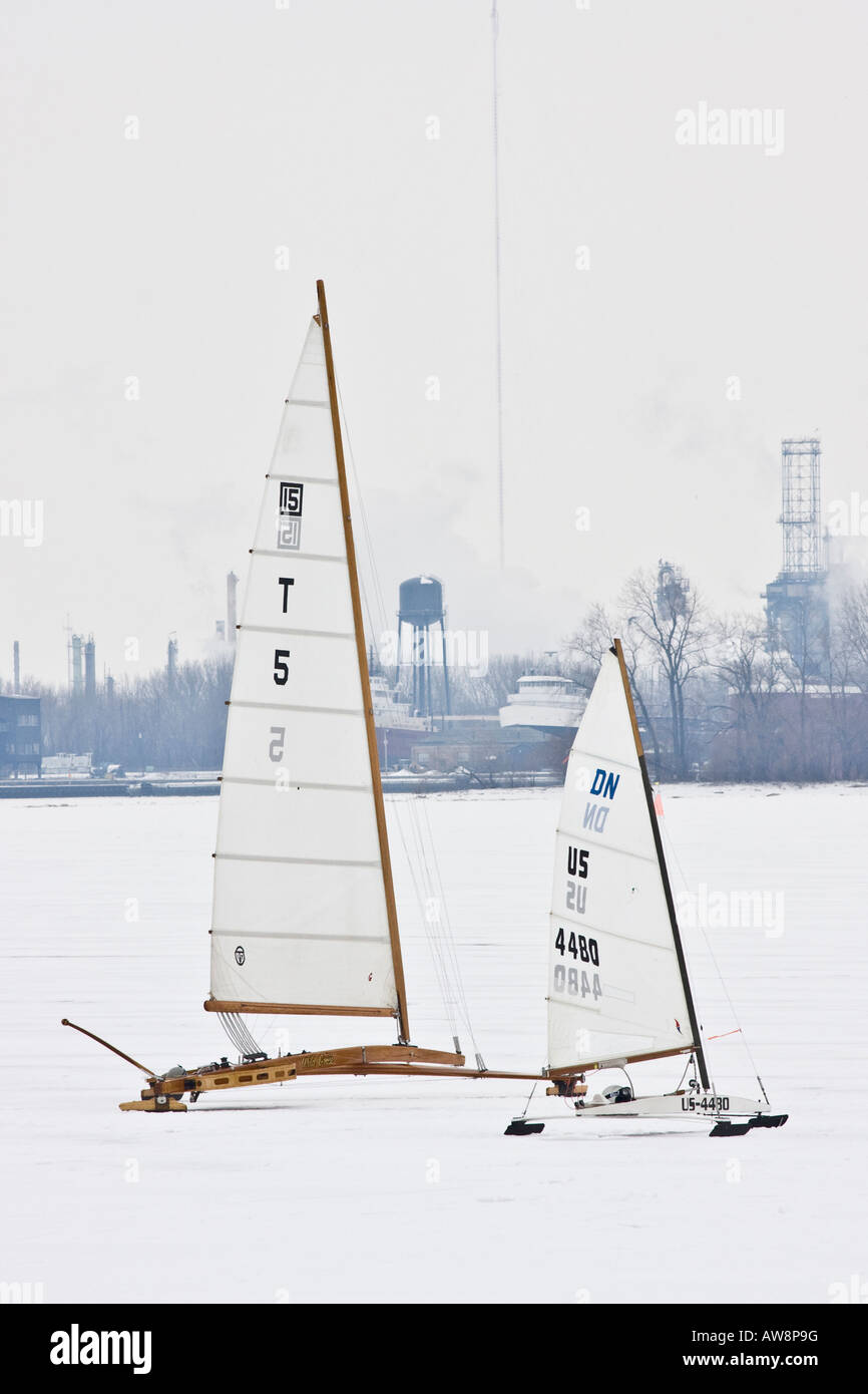 Eisboote auf dem gefrorenen Eriesee in Toledo Ohio USA Wintersport Tag Schneerennen Bootfahren Yachten Niemand Niemand Niemand Hi-res Stockfoto