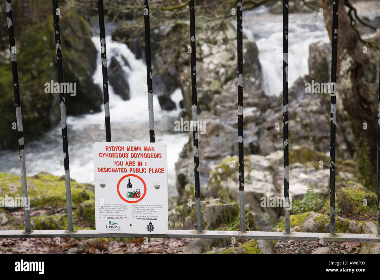 Wales UK Nr. Alkoholkonsum in öffentlichen Bestimmungsort des Rates Zeichen Afon Conwy River Wasserfall Stockfoto