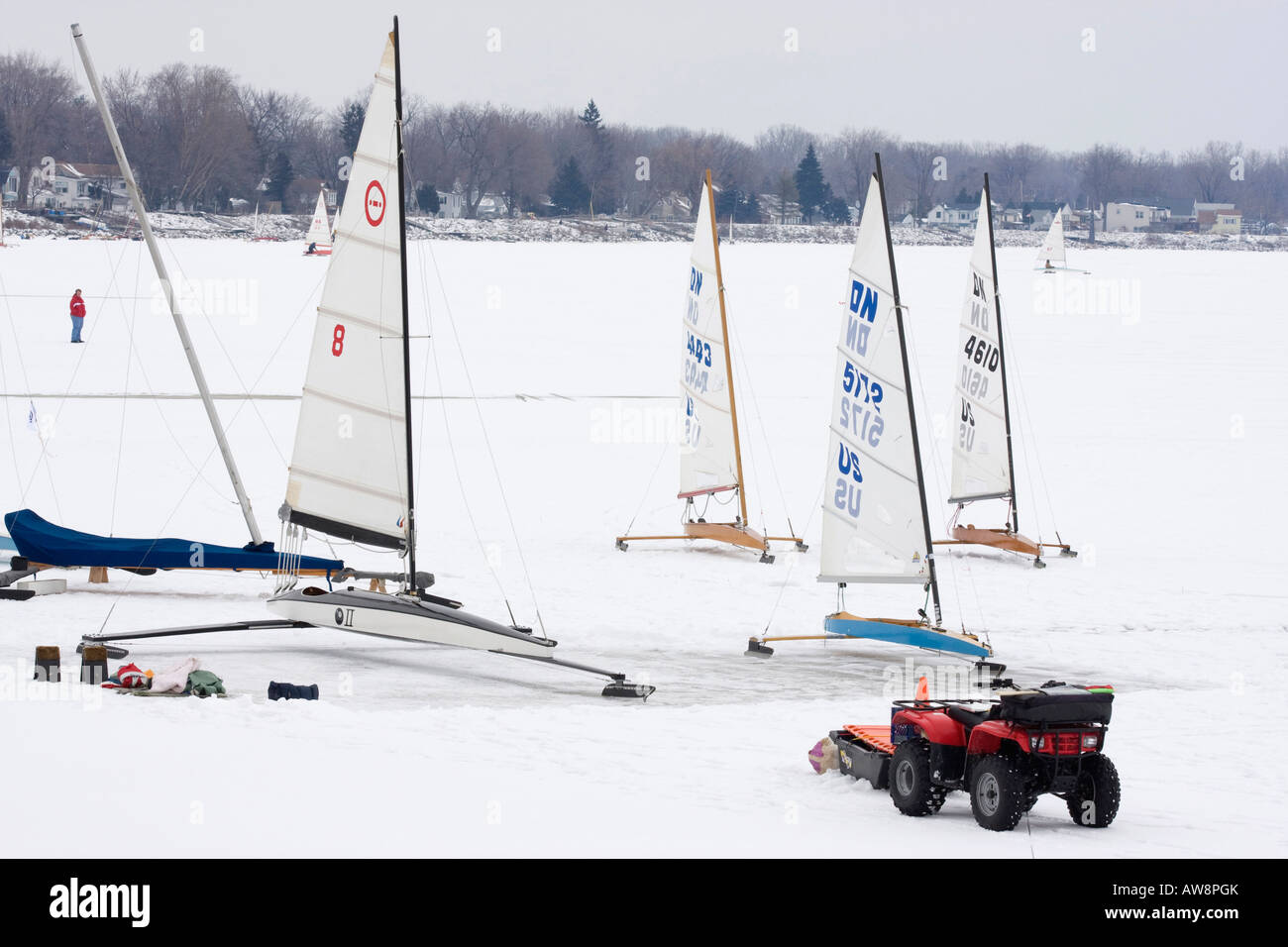 Eisboote auf dem gefrorenen Eriesee in Toledo Ohio USA Wintersport Tag Schneerennen niemand niemand niemand niemand Hi-res Stockfoto