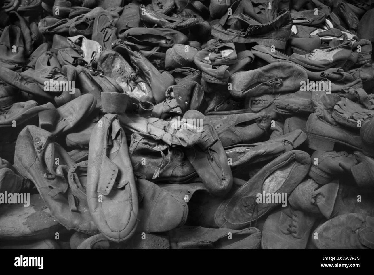 Eine Kollektion von Schuhen, die Gefangenen in das ehemalige Konzentrationslager in Auschwitz-Birkenau, Oswiecim, Polen entnommen Stockfoto