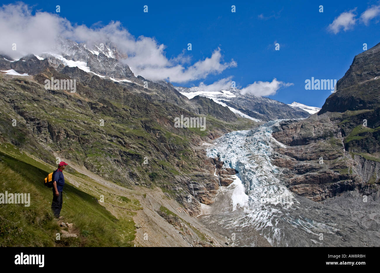 Wanderer der touristische Blick auf Gletscher Schweizer Alpen Stockfoto