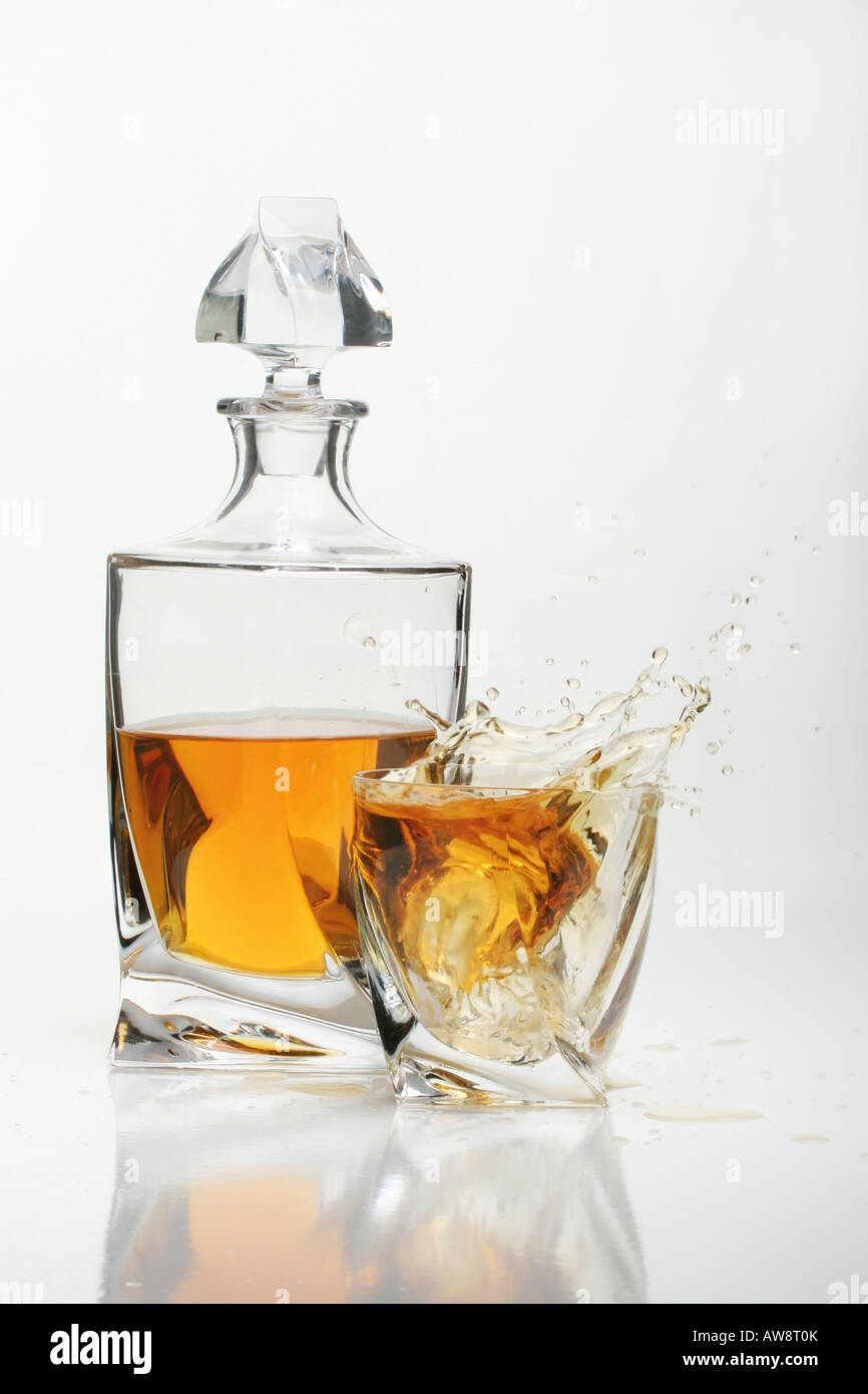 Scotch Whiskey mit Karaffe ein Glas mit Eiswürfeln isolierter Ausschnitt Ausschnitt auf weißem Tisch Hintergrund Nahaufnahme niemand in den USA vertikale Hochauflösung Stockfoto