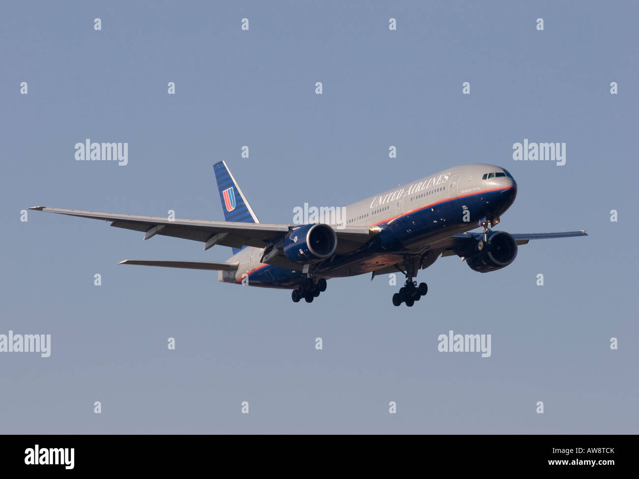 United Airlines Boeing 777-222ER Landung am Flughafen London Heathrow Stockfoto