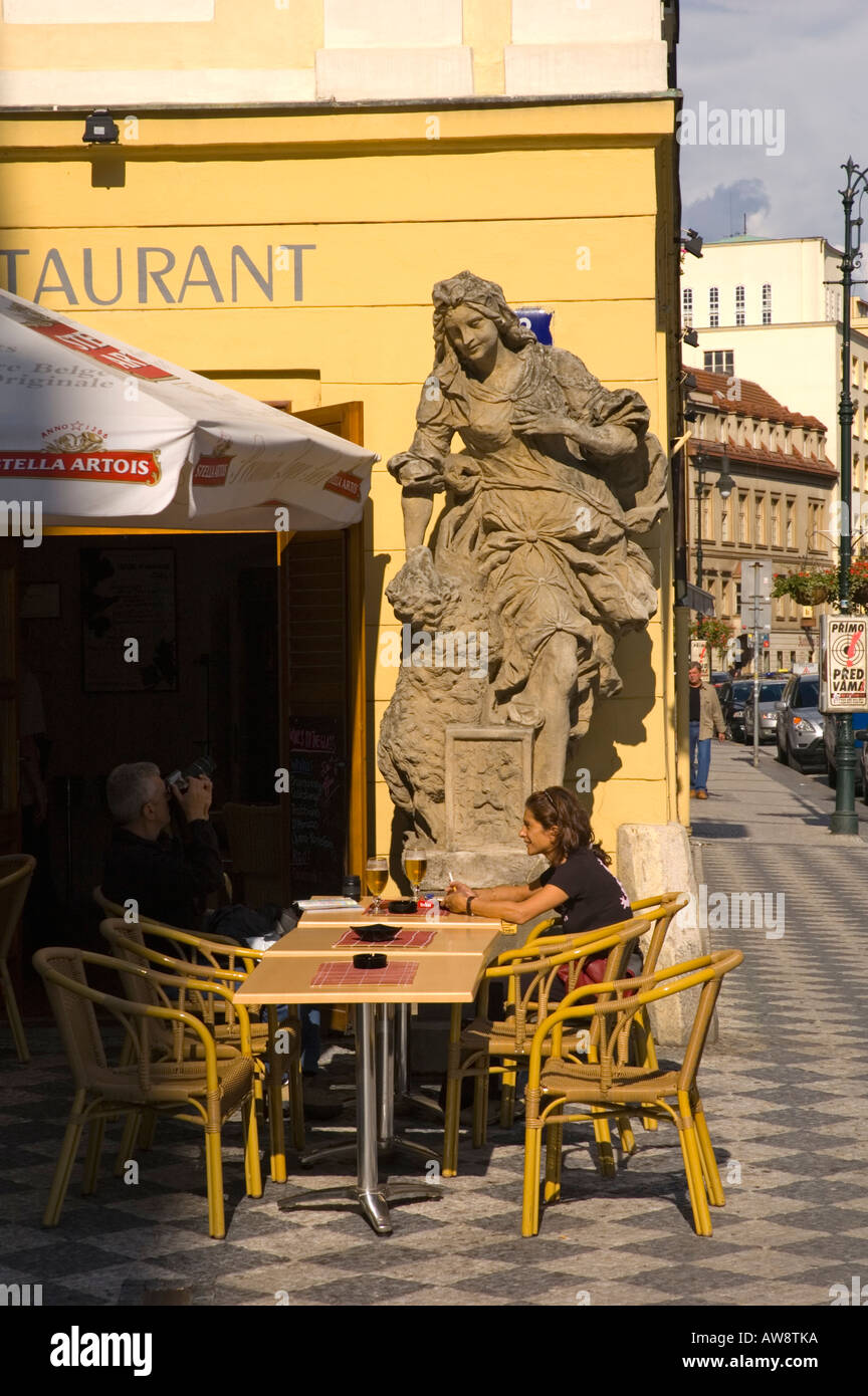 Eine Terrasse entlang Dlouhá in Prager Altstadt der Hauptstadt der Tschechischen Republik EU Stockfoto