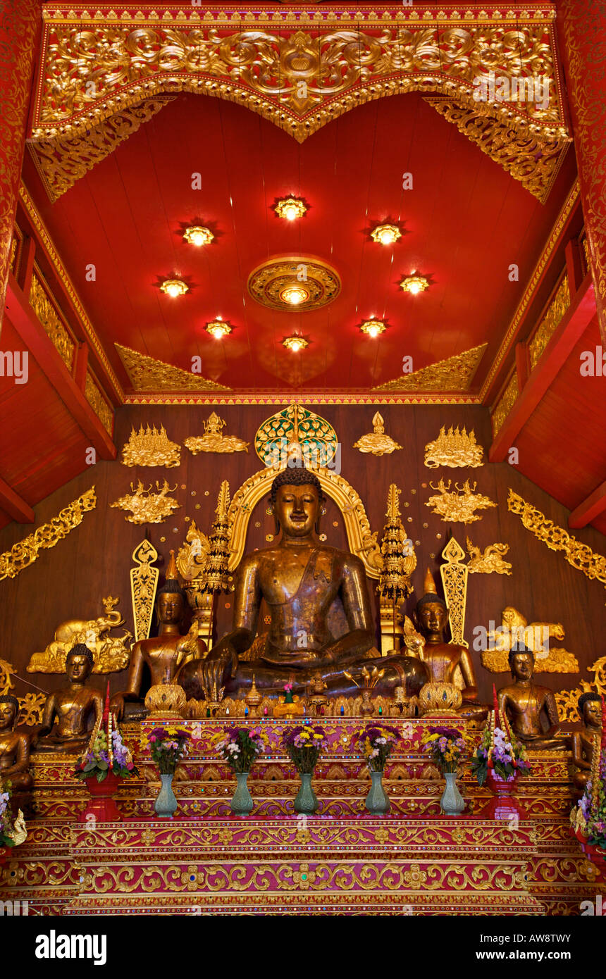 Phra Jao Lan Thong Bild eines der größten und schönsten Buddhastatuen in Thailand befindet sich derzeit in der Ubosoth bei W Stockfoto
