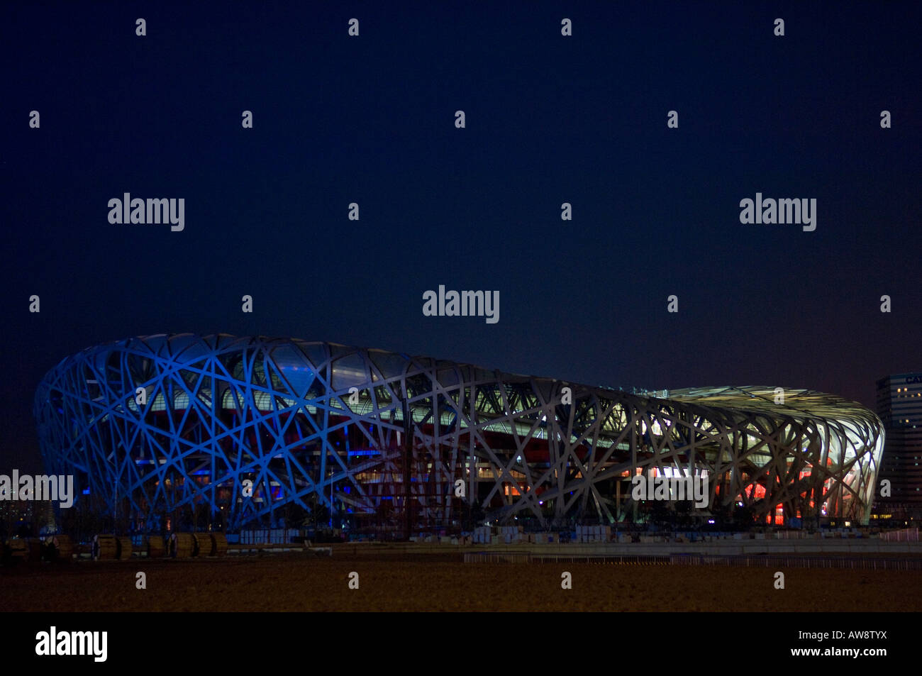 Eine Nachtansicht von Beiijing Olympiastadion "Vogelnest", Austragungsort für sportliche Großveranstaltungen in Beijing Olympische Spiele 2008 Stockfoto