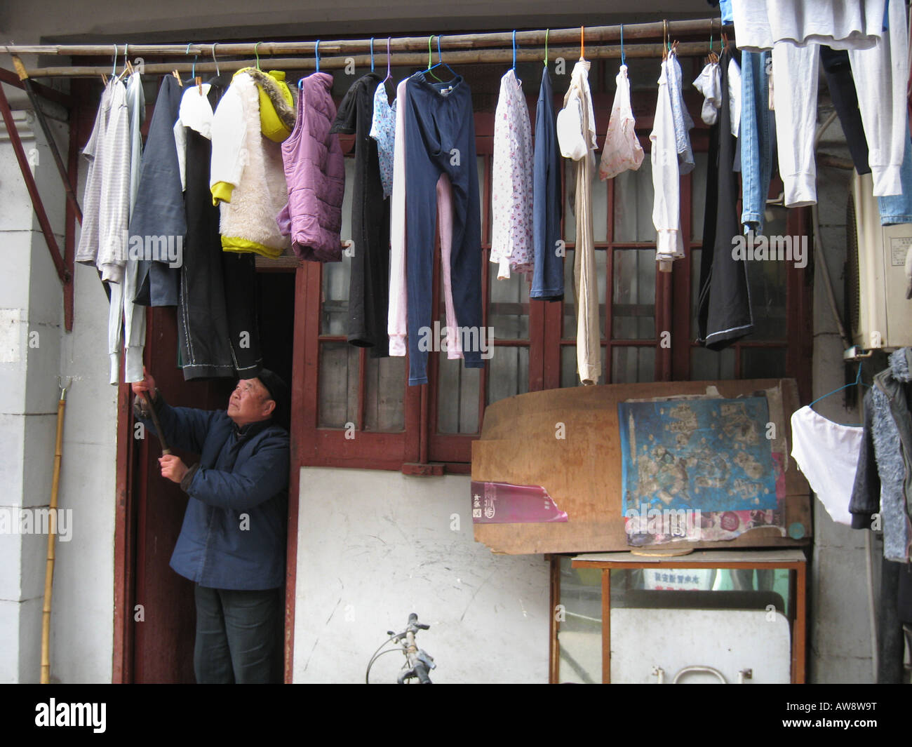 Wäsche zum Trocknen in der Öffentlichkeit in alte Stadt Puxi Bezirk von Shanghai in Völker Republic Of China VR China gehängt Stockfoto
