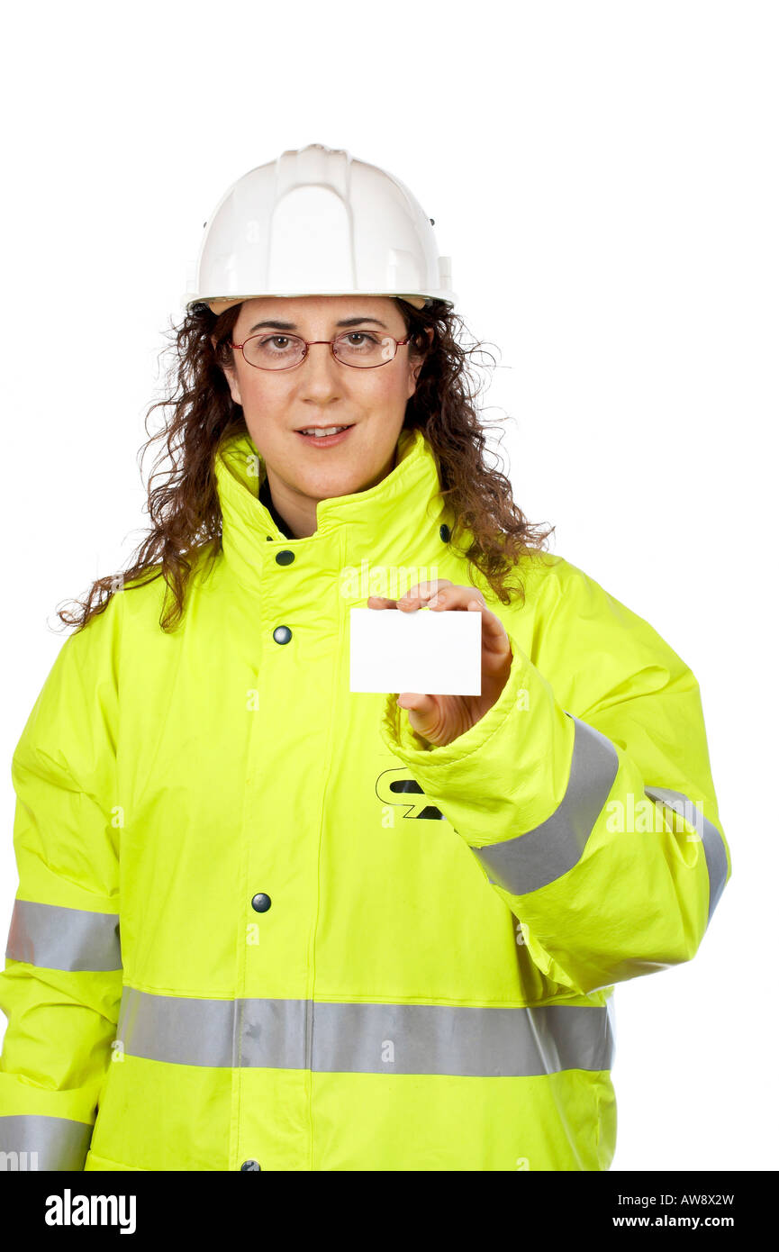 Weibliche Bauarbeiter hält eine leere Karte über einen weißen Hintergrund Stockfoto