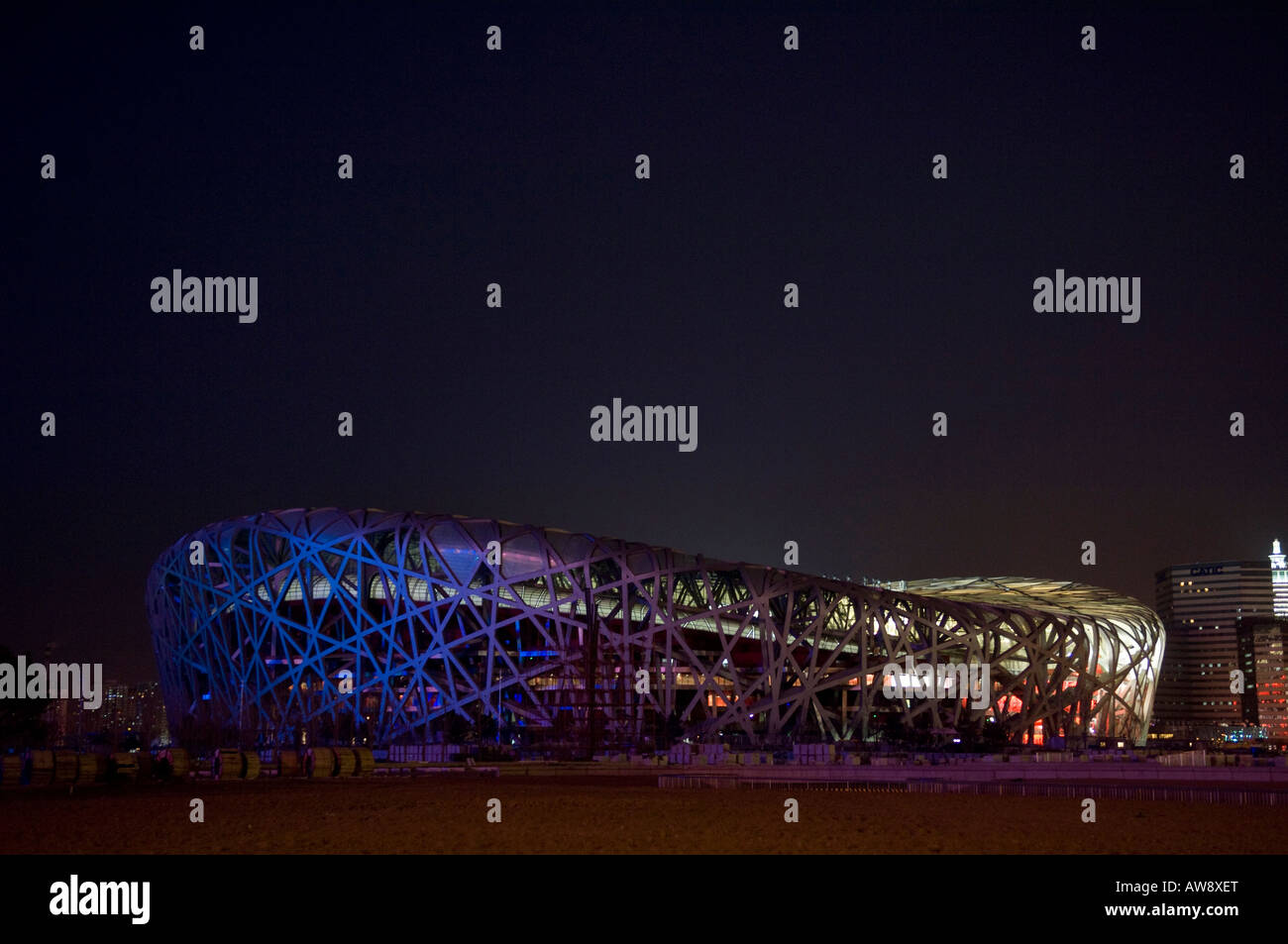 Eine Nachtansicht von Beiijing Olympiastadion "Vogelnest", Austragungsort für sportliche Großveranstaltungen in Beijing Olympische Spiele 2008 Stockfoto