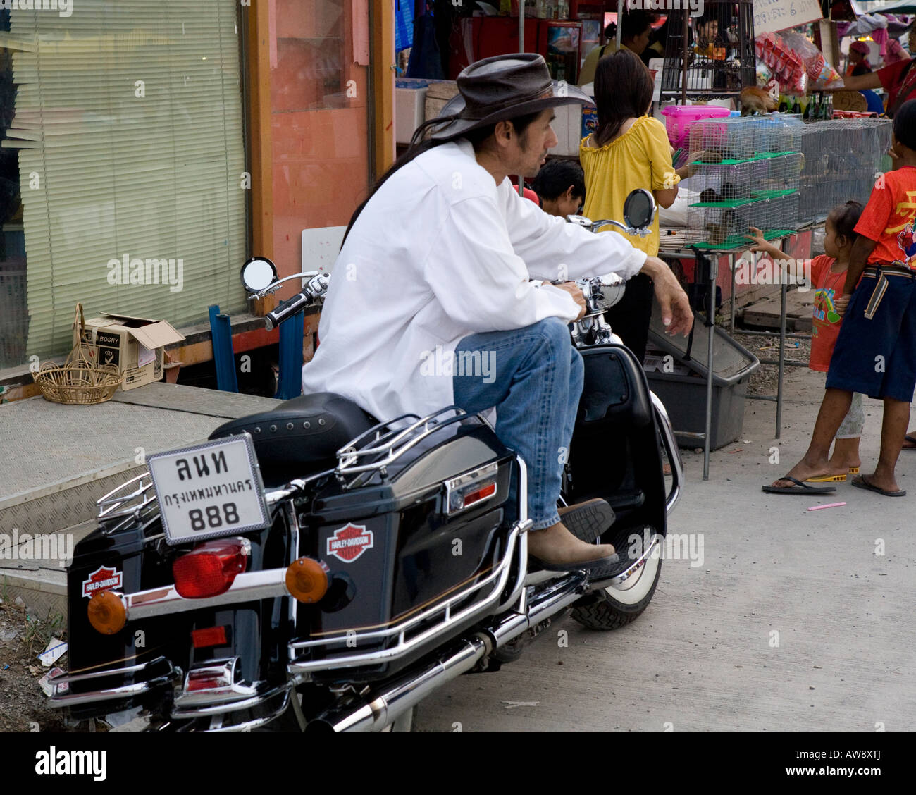 Westlichen Mann sitzt auf einer Harley Davidson Motorrad Bangkok Thailand in Südostasien Stockfoto