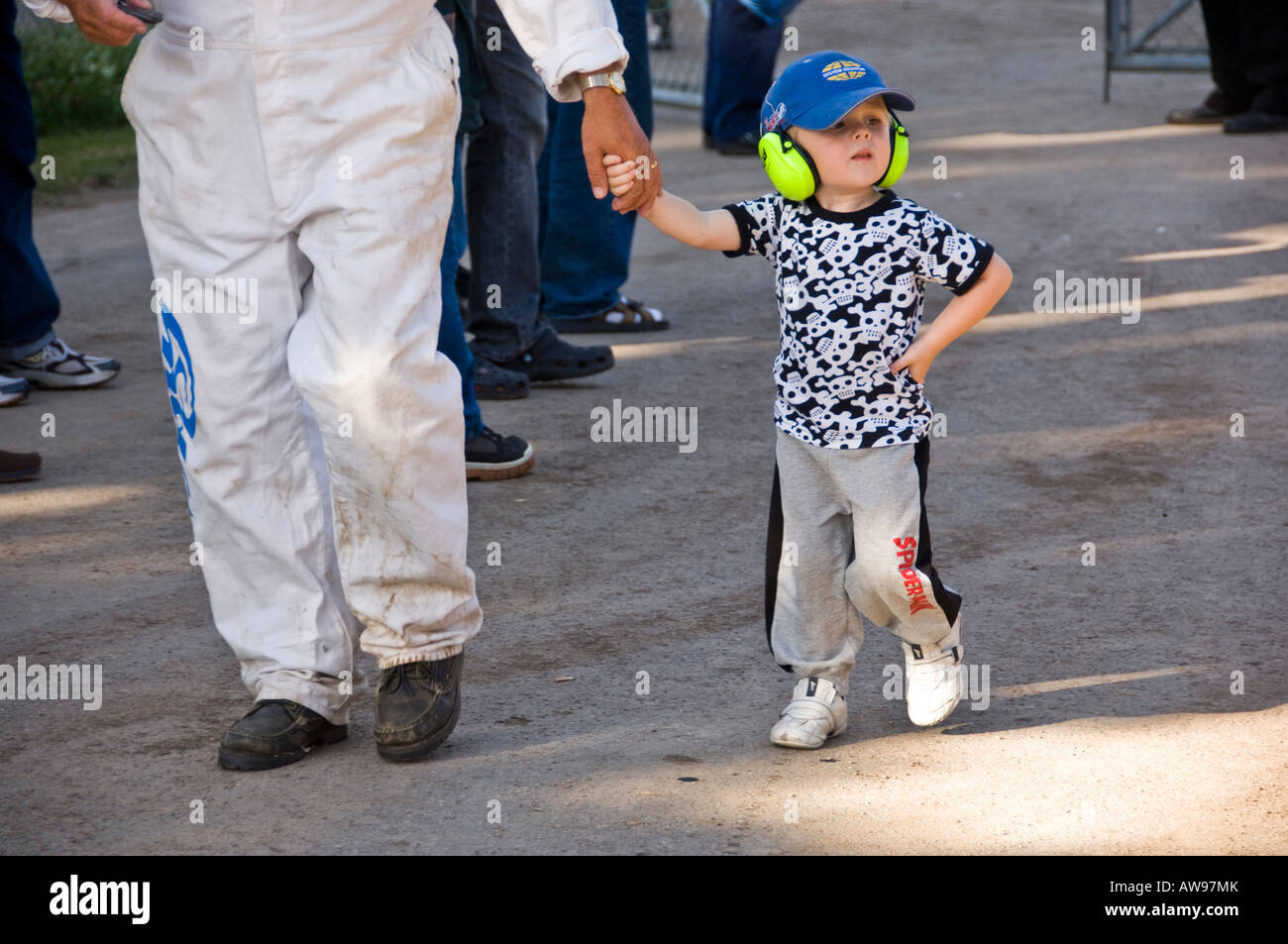 Kleiner Junge in einer Grube Speedway mit Gehörschutz auf Stockfotografie -  Alamy