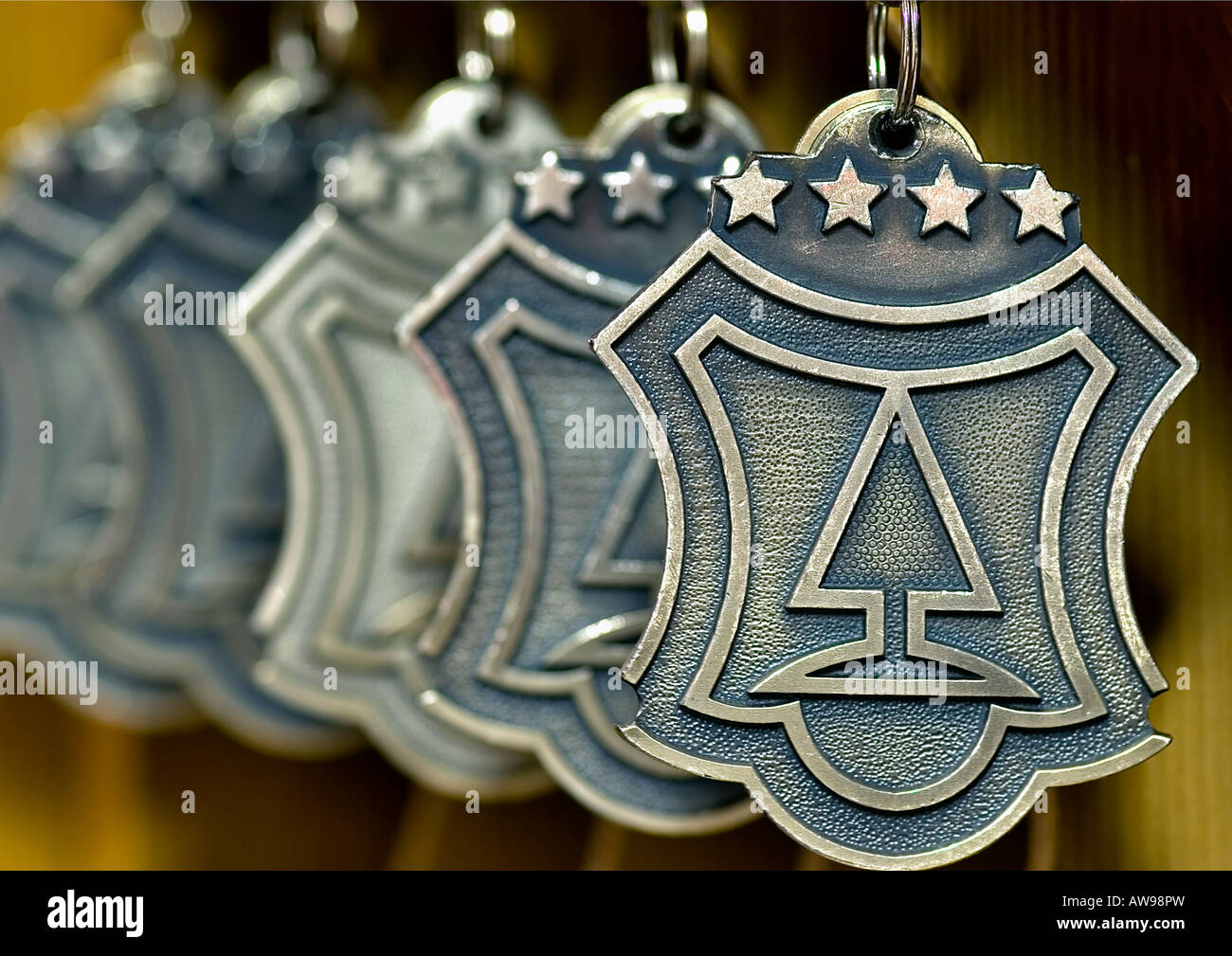 Hotel-Schlüsselanhänger von einem 4 Sterne Hotel auf dem Regal hängen Stockfoto