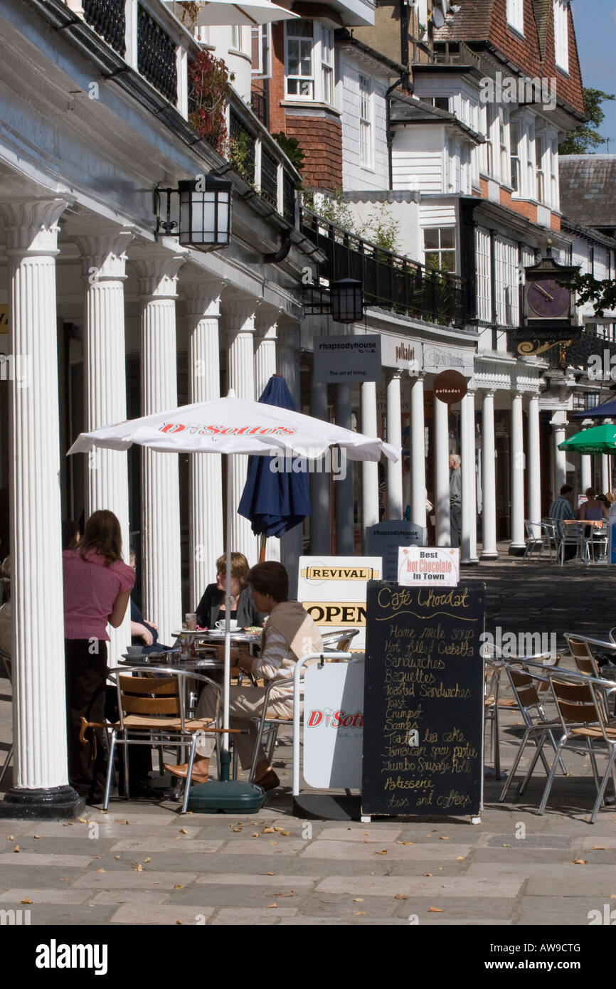 Cafe mit Menschen auf den Pantiles in Royal Tunbridge Wells Stockfoto