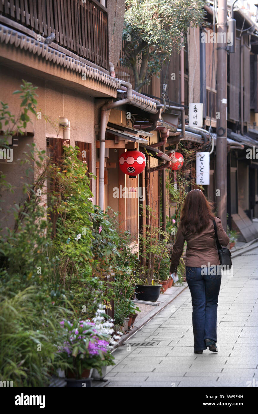 Frau auf Straße in Geisha Ecke Kyoto Japan Stockfoto