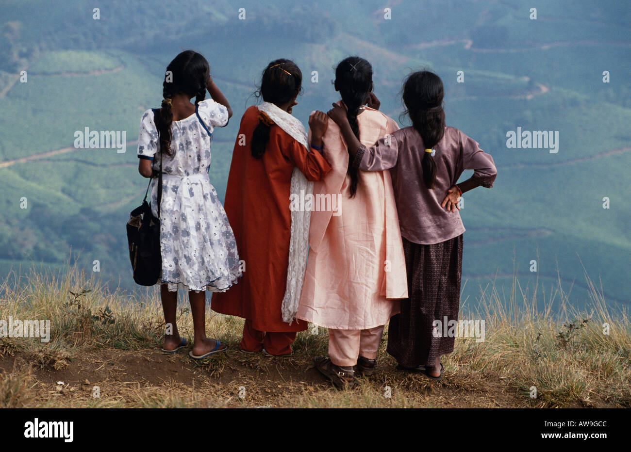 Mädchen zusammen, Eravikulam Nationalpark, in der Nähe von Munnar, Kerala, Südindien Stockfoto