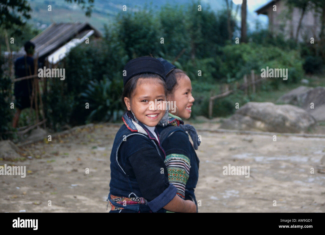 Freundinnen in einem Hmong Dorf in der Nähe von Bac Ha, Nord-Vietnam Stockfoto