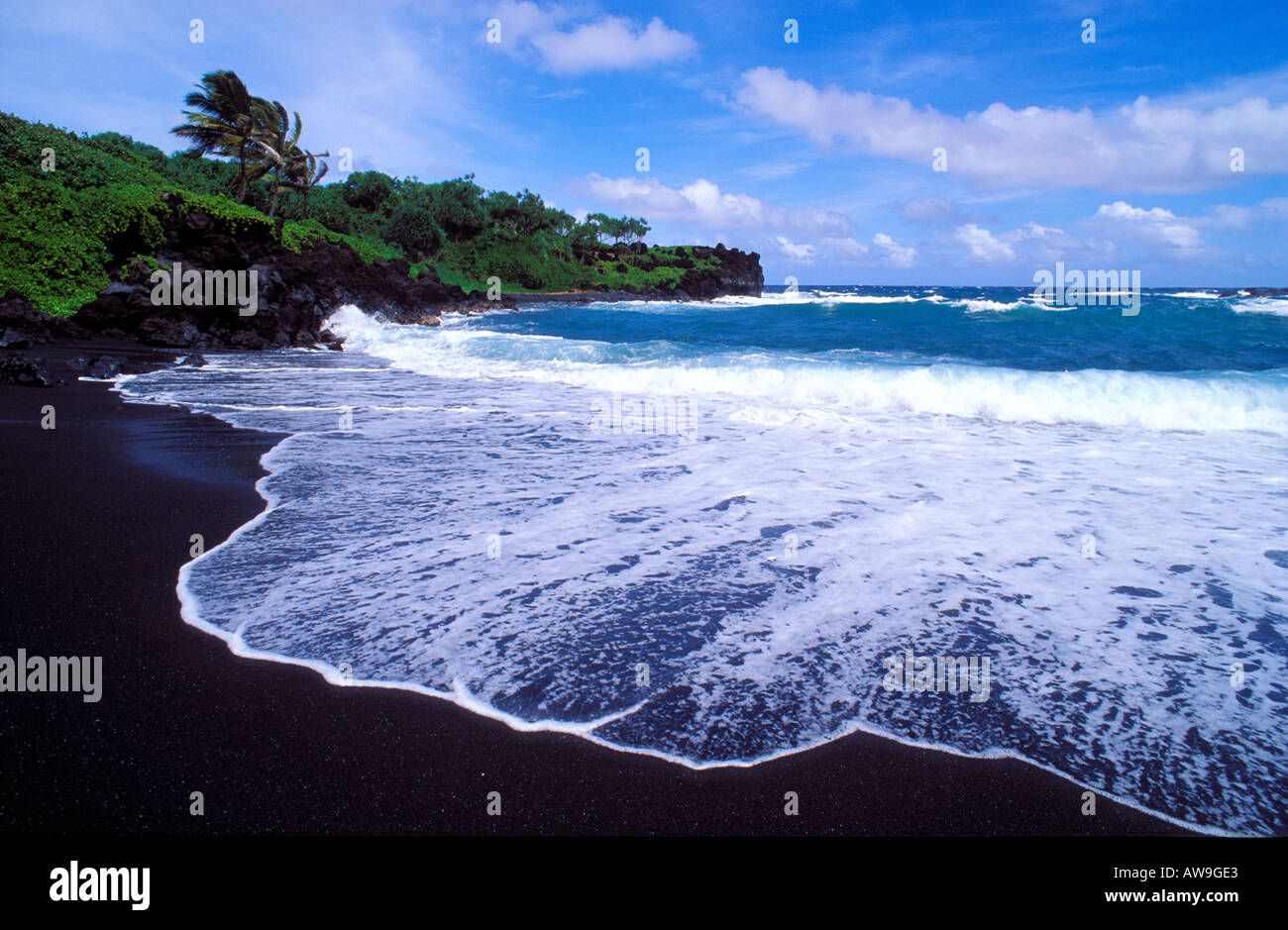 Schwarzen Sand Strand Und Surfen Im Waianapanapa State Park In Der Nahe Von Hana Maui Hawaii Stockfotografie Alamy
