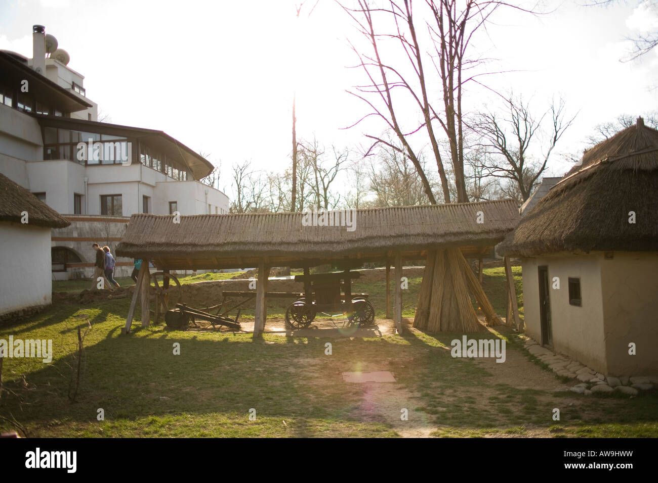 während des Tages mit einem eingezäunten Ferienhaus Haus erfreut unter Bäumen-Landschaft Stockfoto