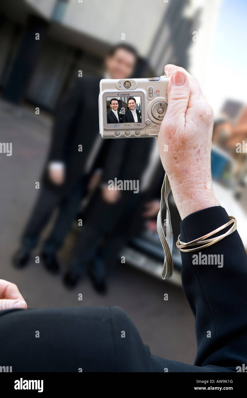 Hochzeitsgast nimmt ein Bild Stockfoto