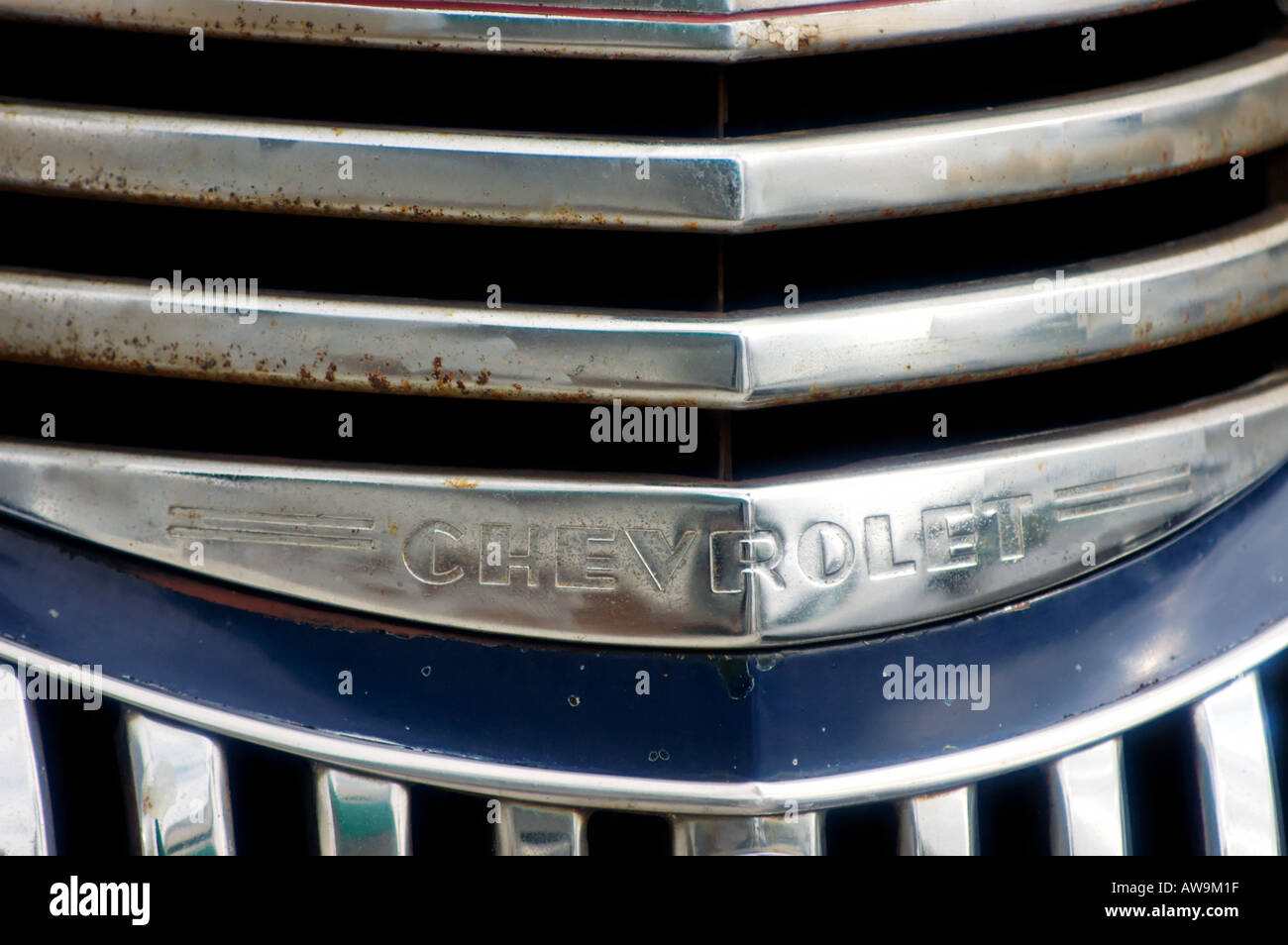 Der Frontgrill von einem alten Chevrolet-LKW. Stockfoto