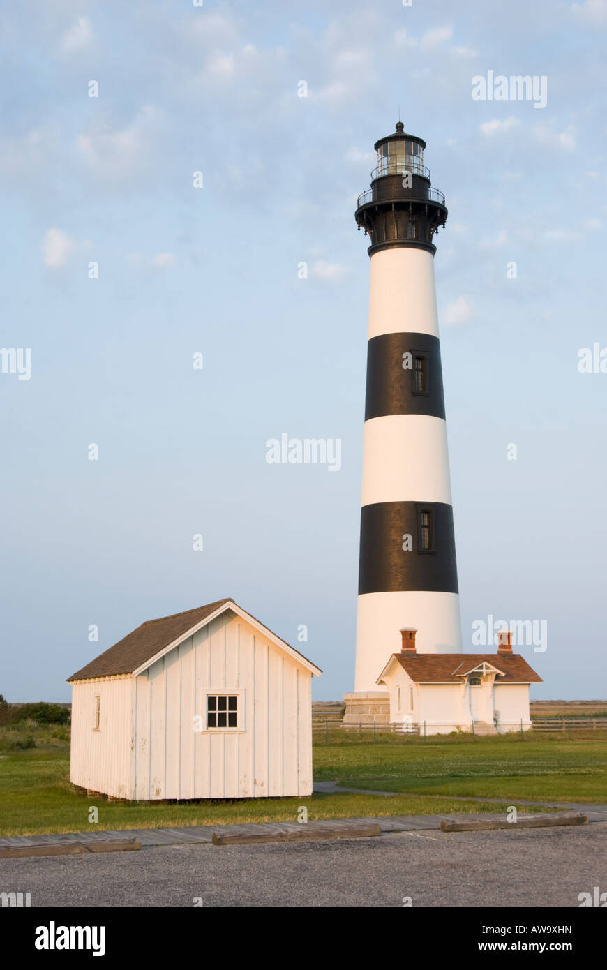Leuchtturm auf Bodie Island in den Outer Banks im Sonnenuntergang gelbes Licht, Nags Head, North Carolina, NC, OBX, USA, Amerika gedreht. Stockfoto