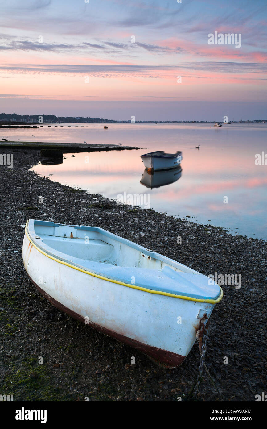 Boote bei Ebbe, Poole Harbour, England gestrandet Stockfoto