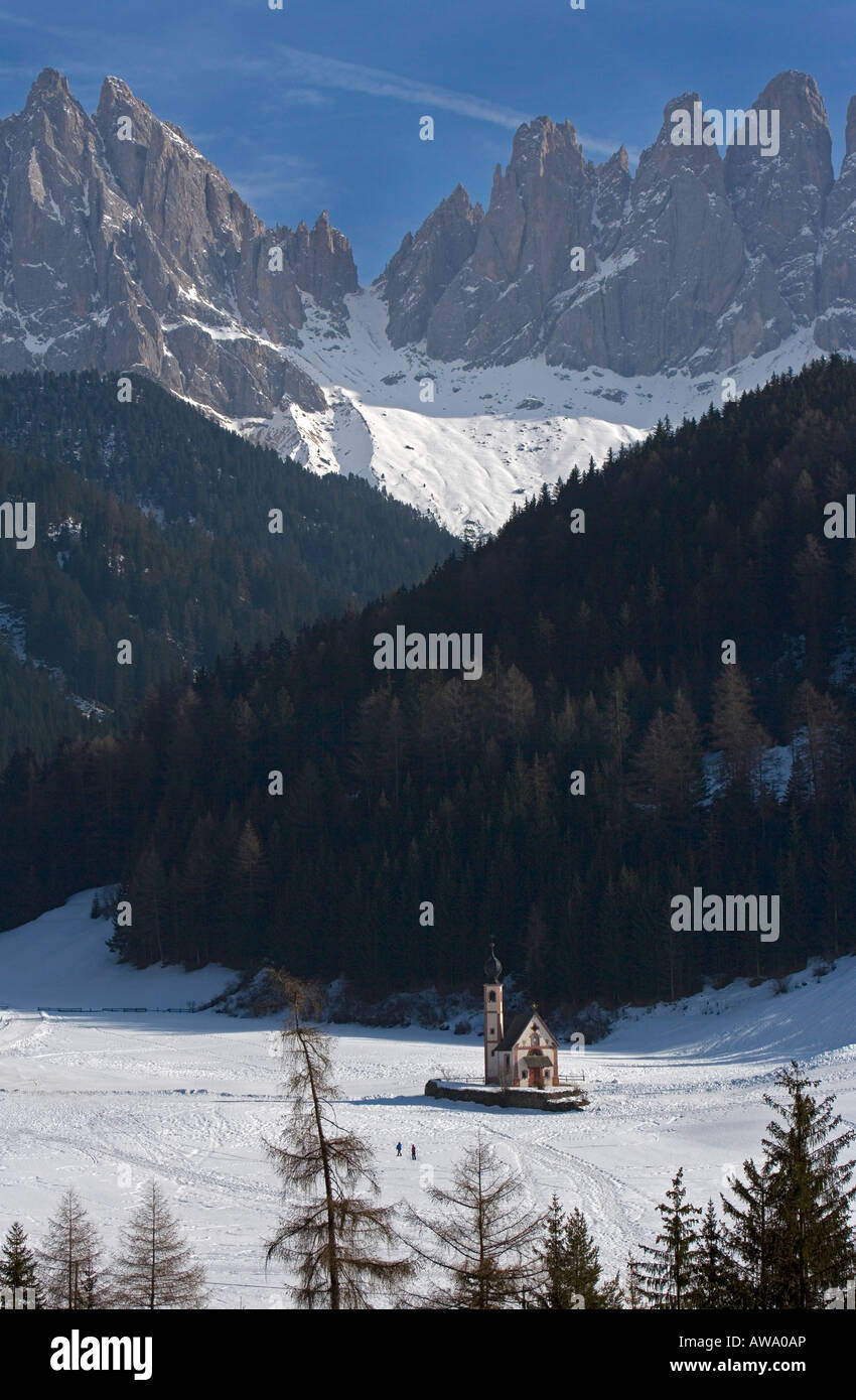 Dorf von St. Magdalena und St. Johann-Kirche im Winter Schnee, Val di Funes, Italien Stockfoto
