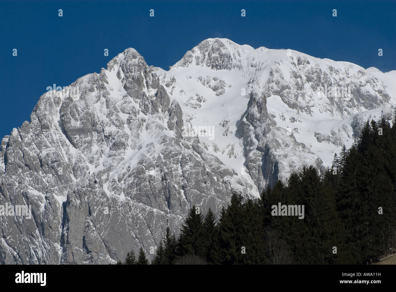 Schnee bedeckte Berge, Chatel, Französische Alpen, Frankreich Stockfoto