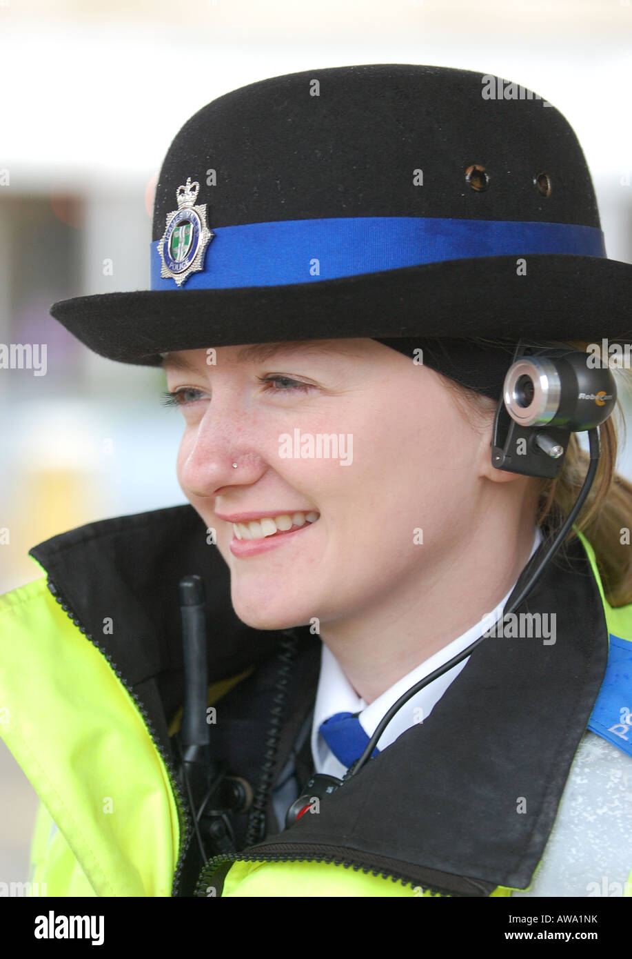 Polizei-Officiers in West Oxfordshire erhalten Videokameras auf ihre schützende Kopfbedeckung zu tragen. Die Robocam Gerät. Stockfoto