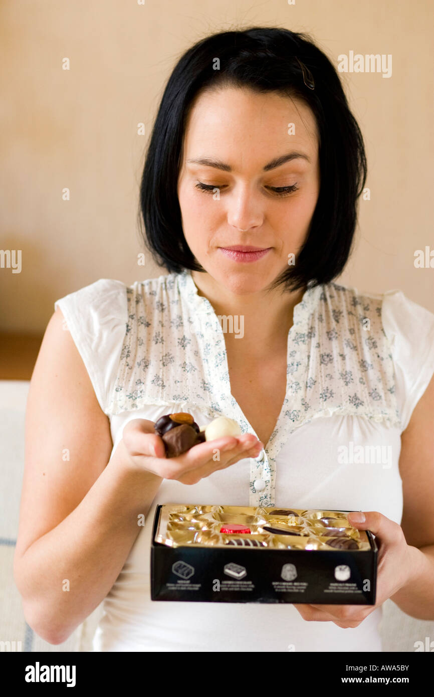Frau mit Schachtel Pralinen Stockfoto