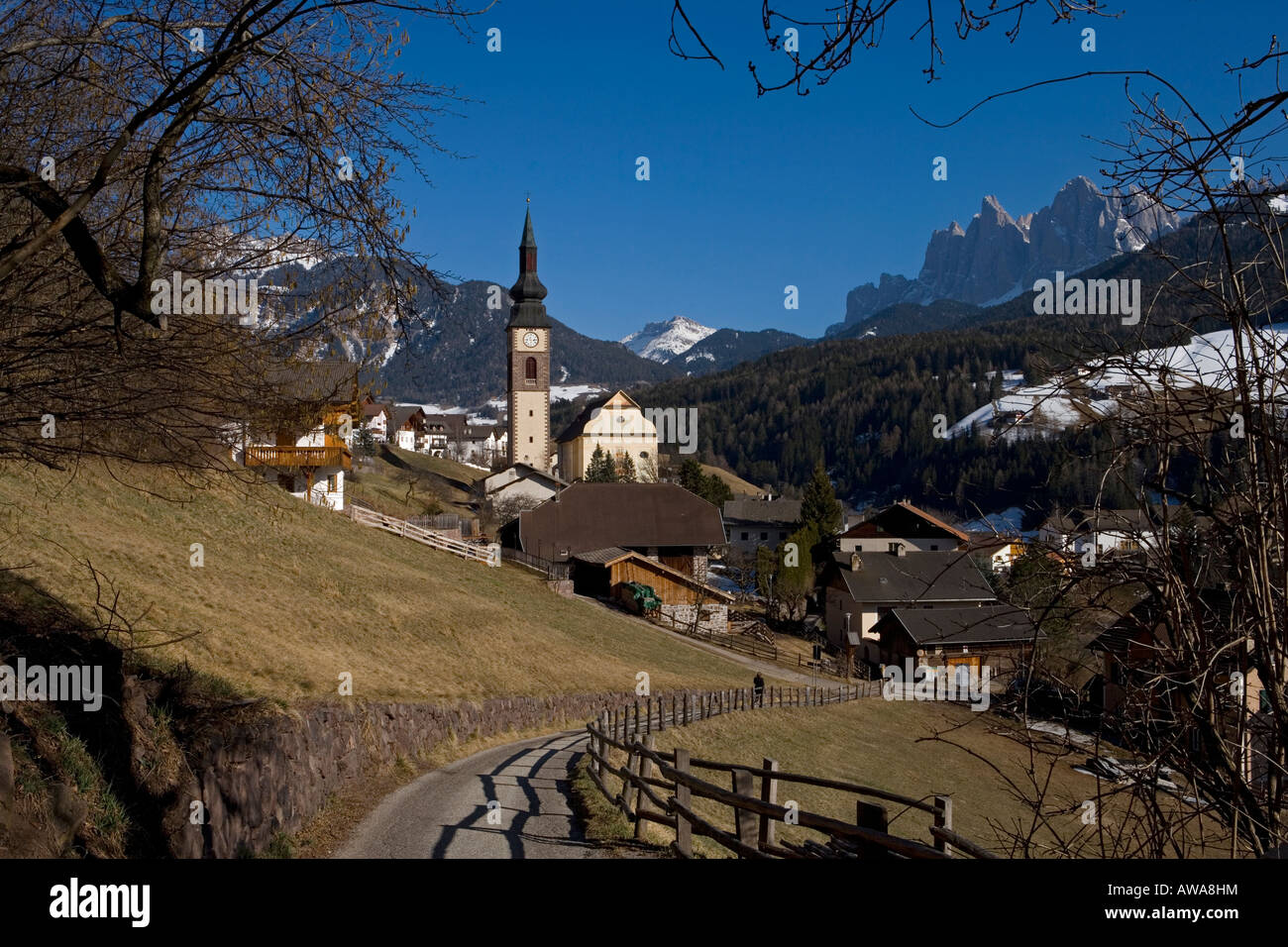 Alpine Dorf Saint peter, Val di Funes, Italien Stockfoto