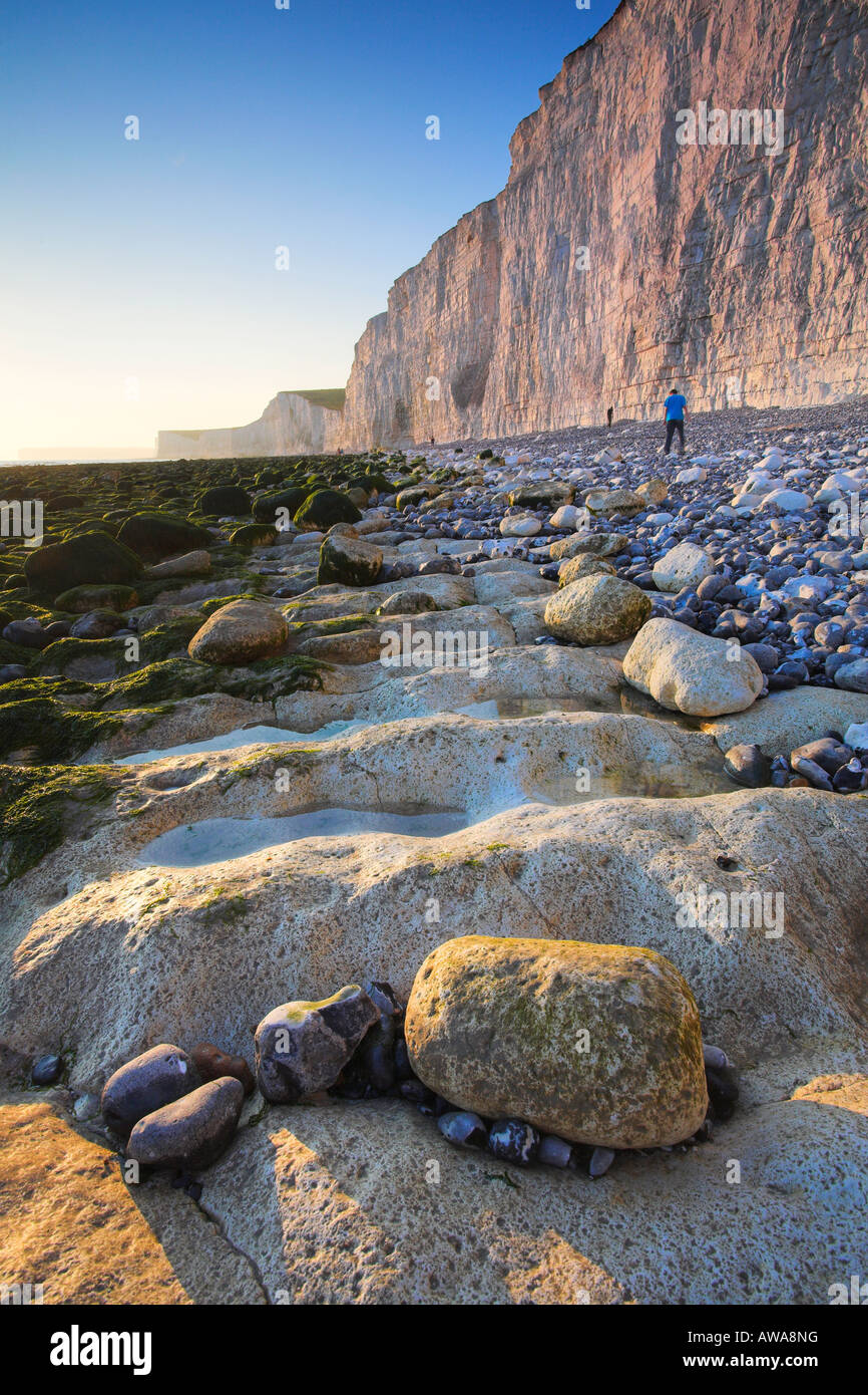 Urlauber Wandern am Strand bei Birling Gap, die auf der Suche nach interessanten Kiesel, West Sussex Stockfoto