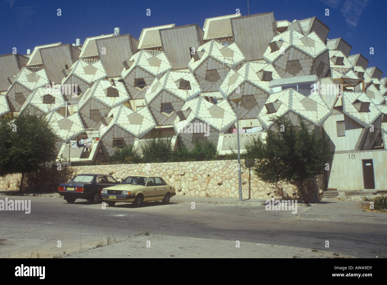 1970er Jahren israelische vorgefertigten Gehäuse in polygonale geometrischen Einheiten in der Nähe von Jerusalem Stockfoto