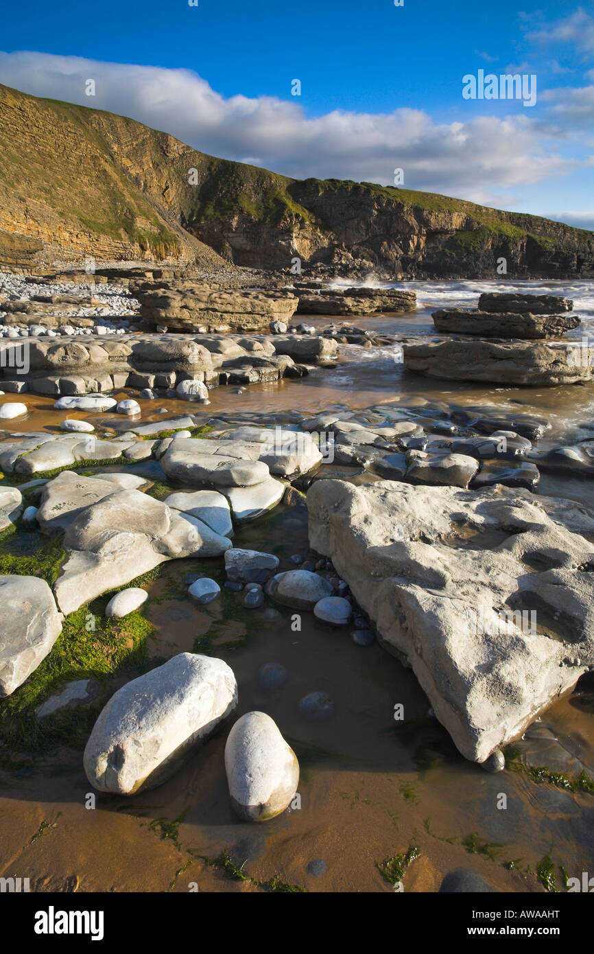 Felsen und Kieselsteine Dunraven Bay, Southerndown, Wales Stockfoto