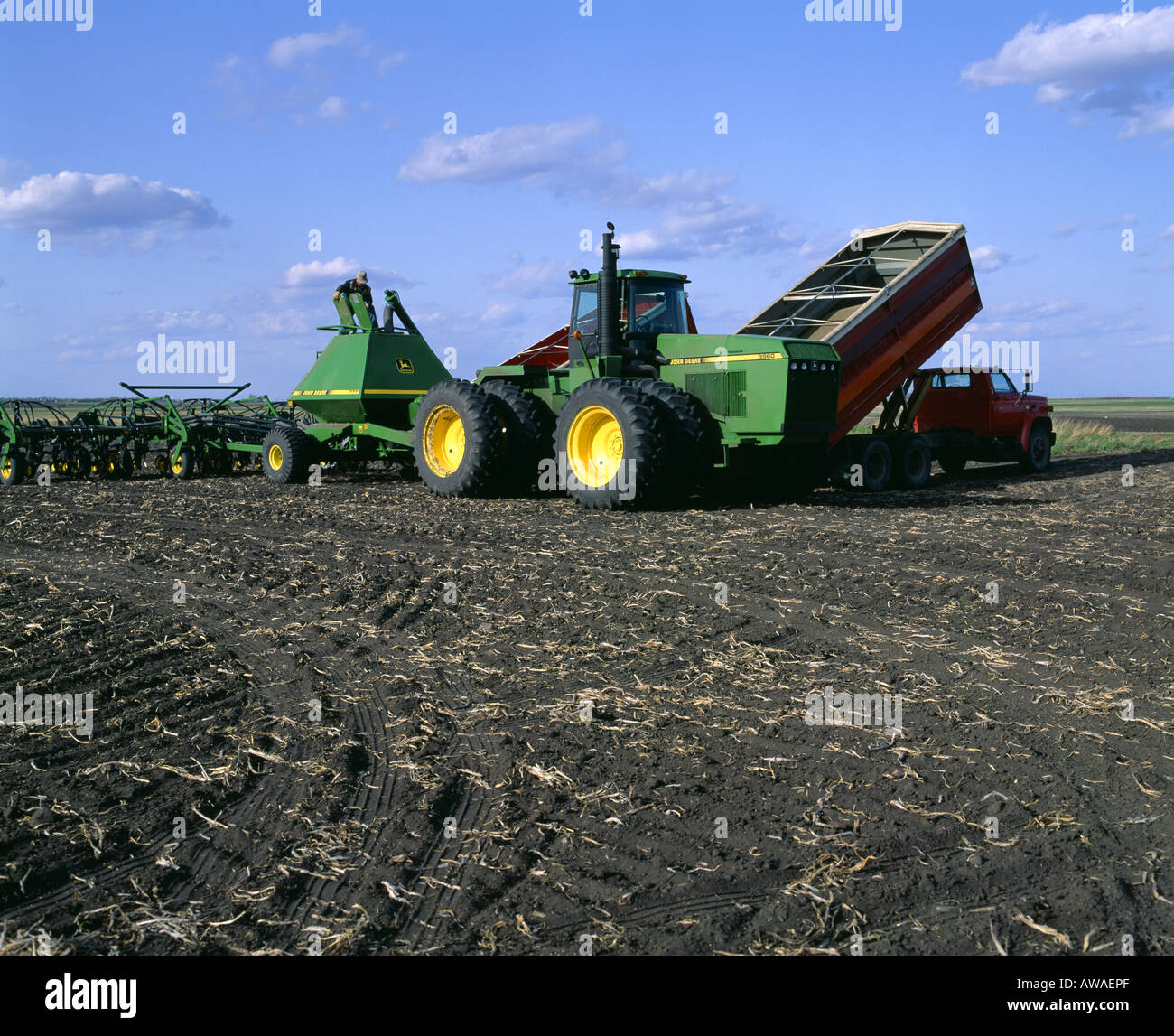 JOHN DEERE AIR BOHRMASCHINE MIT SAMEN FÜLLEN Stockfoto