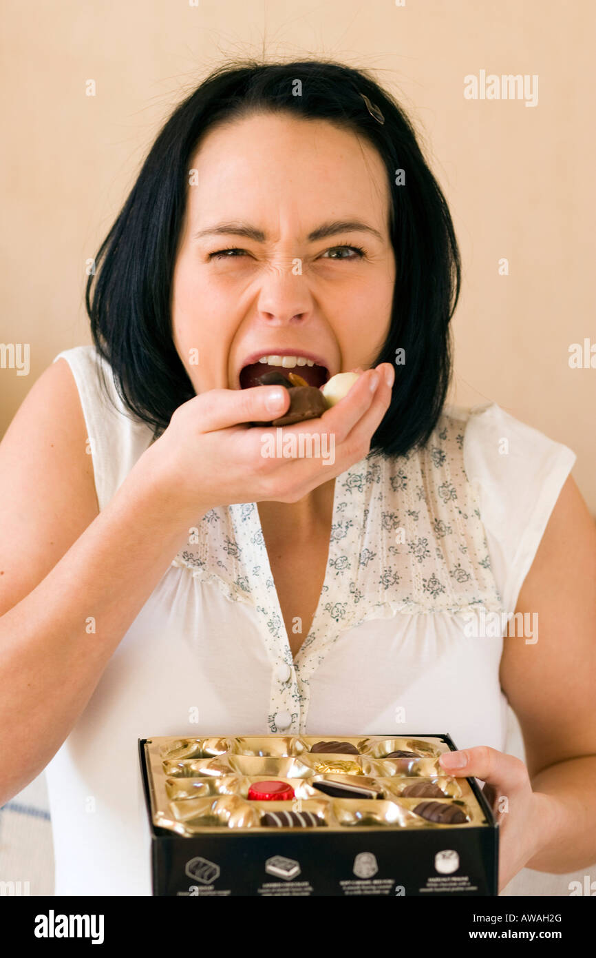 Frau Schokolade essen Stockfoto