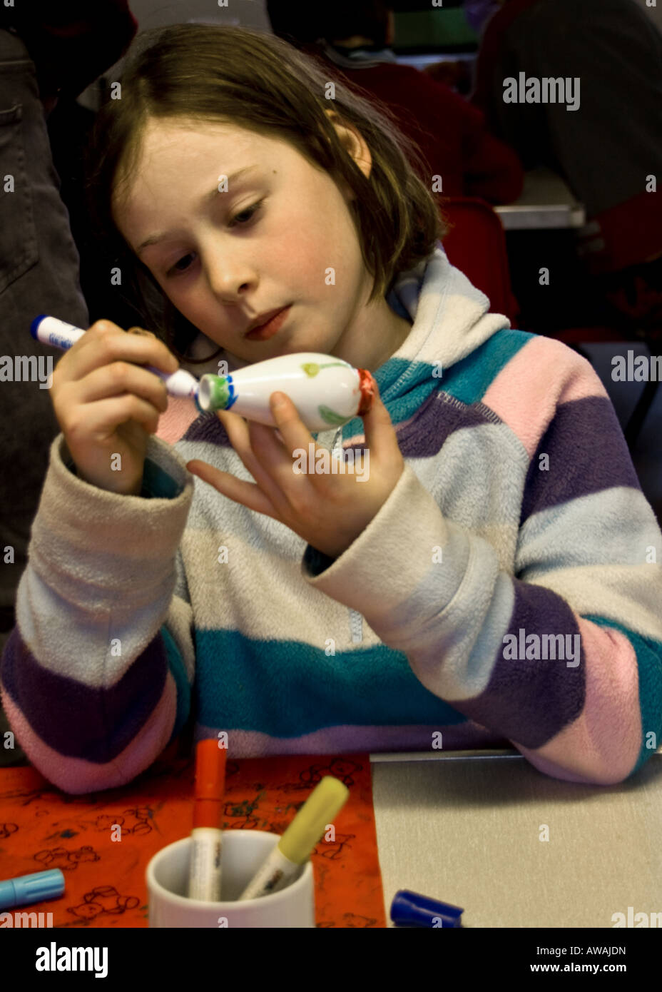 junge Mädchen, das Kunst und Handwerk-Projekt in der Schule mit Keramik und Stifte Stockfoto