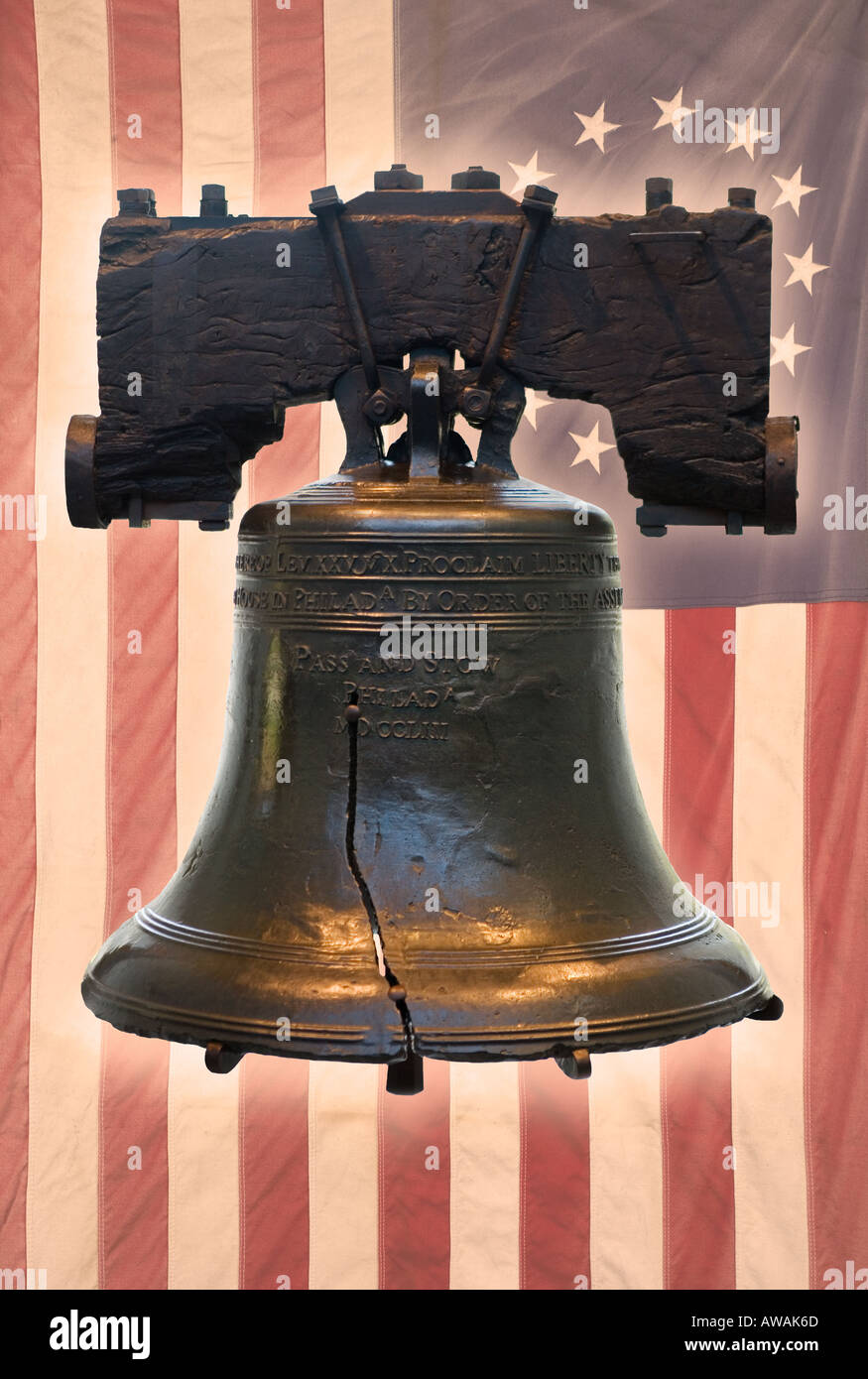 Liberty Bell und die amerikanische Flagge mit dreizehn Sternen Stockfoto
