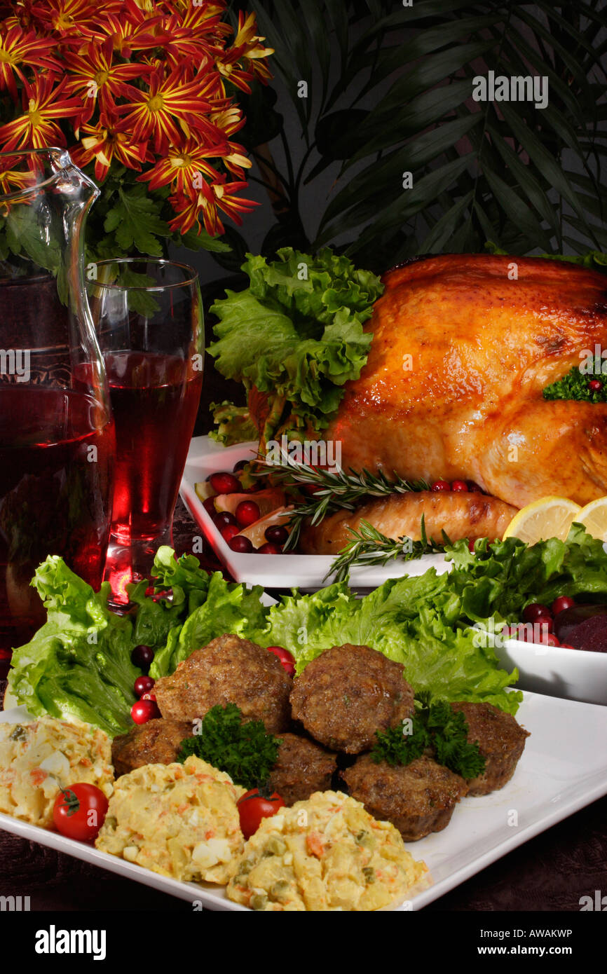 Braten Sie den ganzen truthahn mit Kartoffelsalat Mayonnaise auf einem weißen Teller Thanksgiving Festtagsessen Abendessen von oben Nahaufnahme niemand vertikal Hi-res Stockfoto