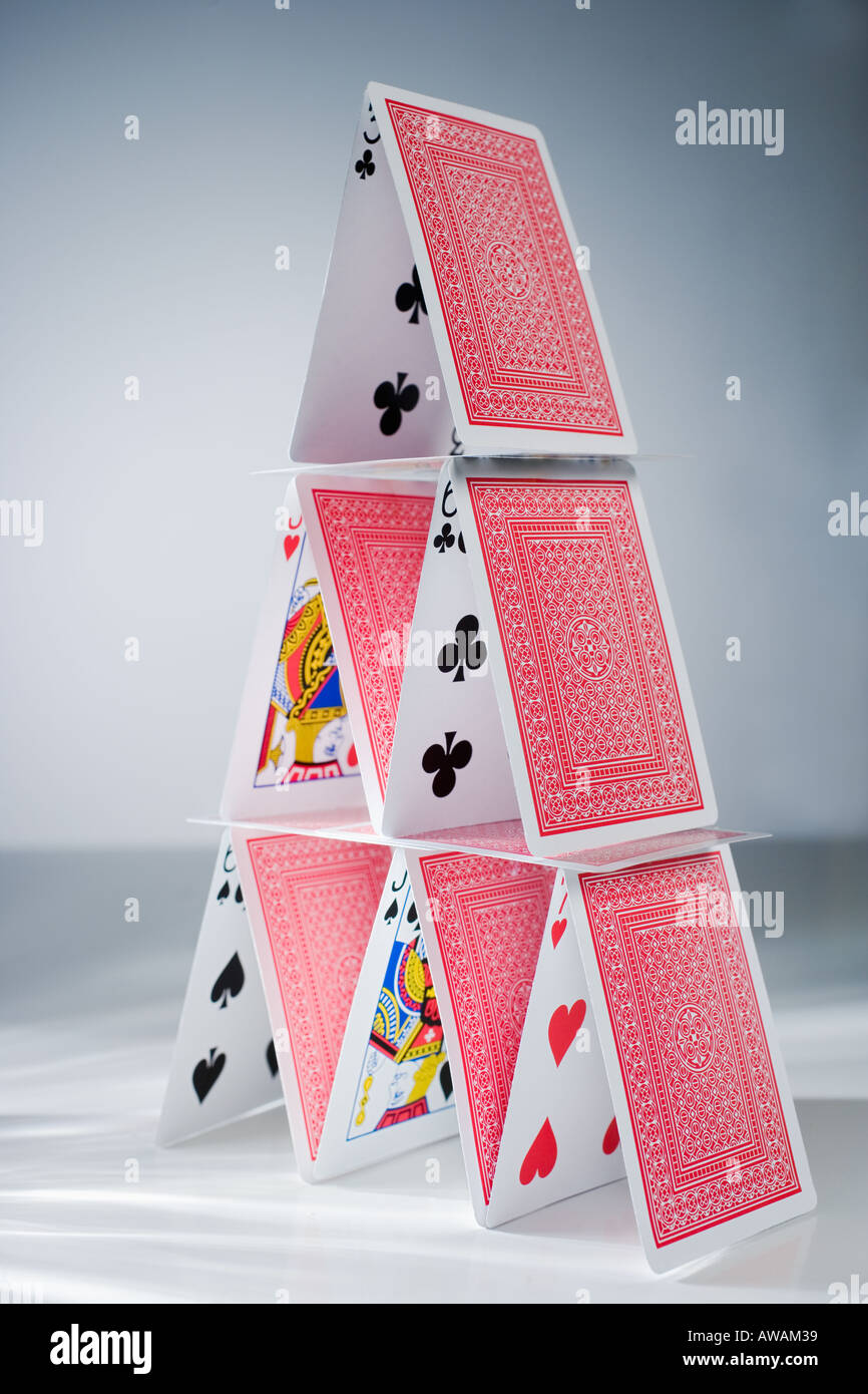 Spielkarten in einer Pyramide gestapelt Stockfoto
