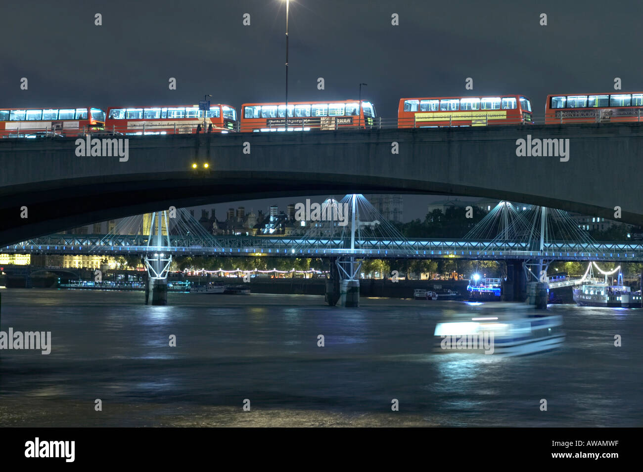 Warteschlange der Busse auf Waterloo Bridge über die Themse in London uk Stockfoto