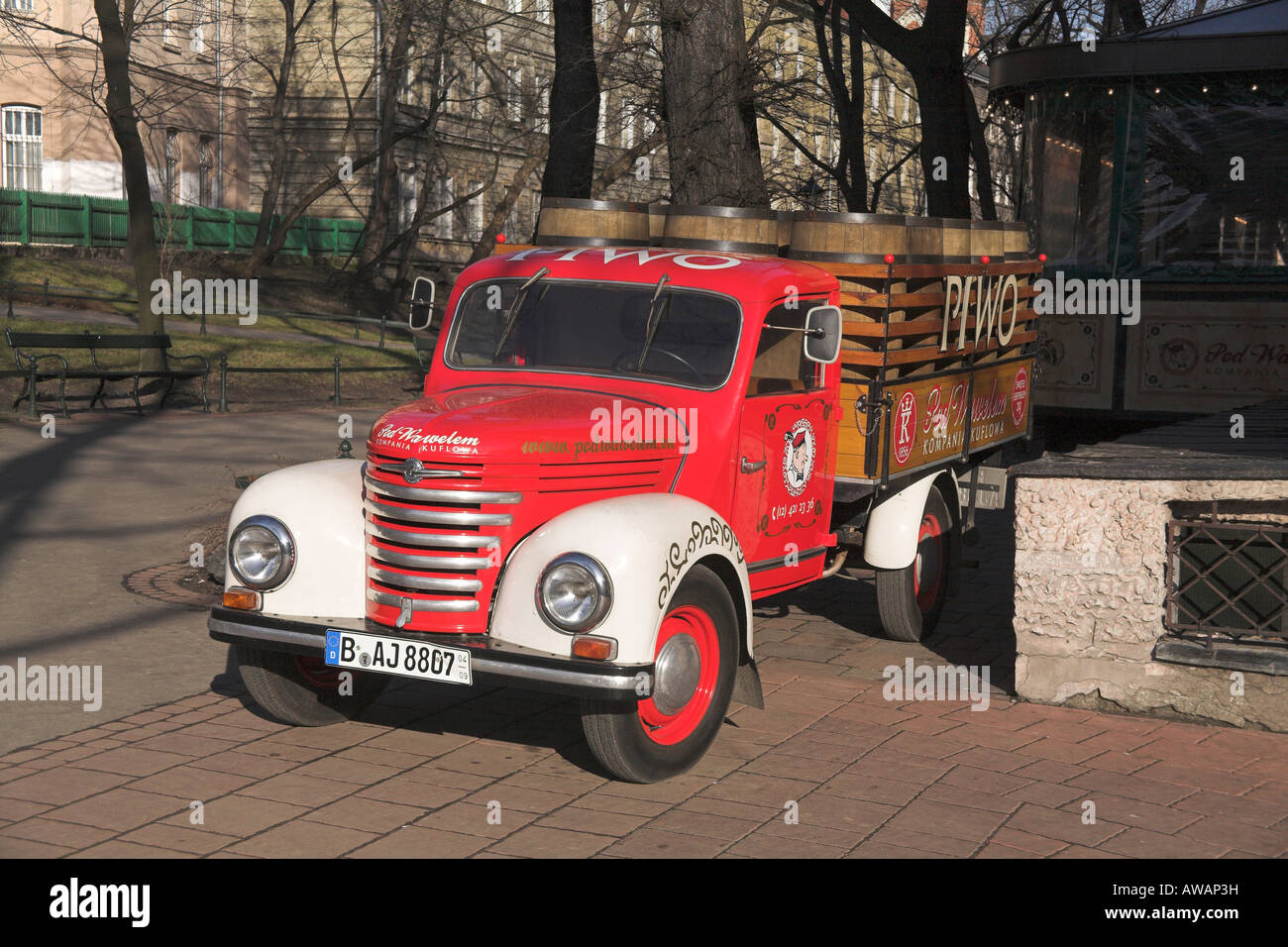 Klassische LKW verwendet für Werbung Bier Krakau Polen wiederhergestellt Stockfoto