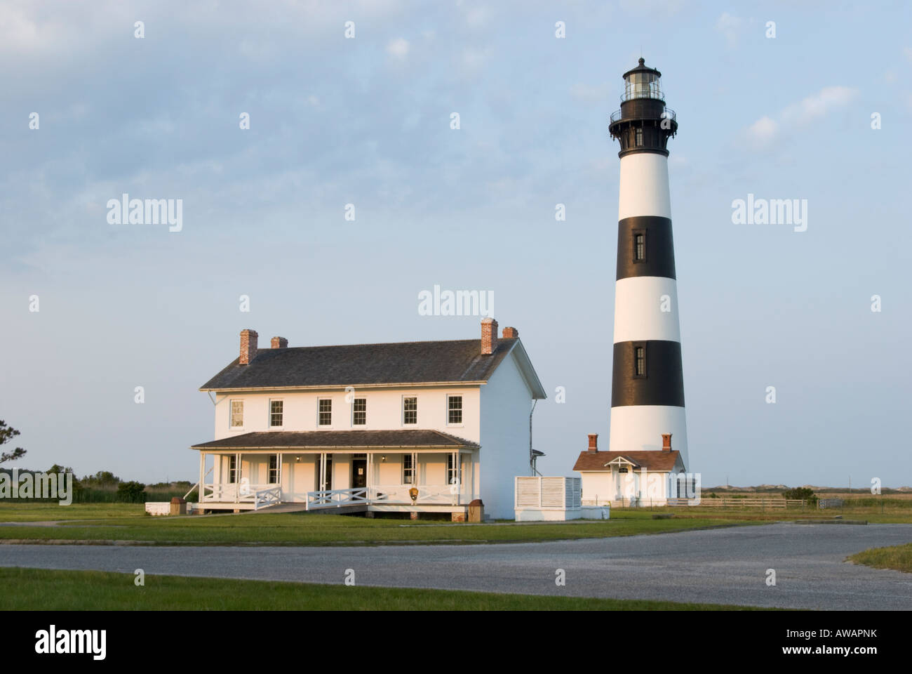 Leuchtturm auf Bodie Island in den Outer Banks im Sonnenuntergang gelbes Licht, Nags Head, North Carolina, NC, OBX, USA, Amerika gedreht. Stockfoto